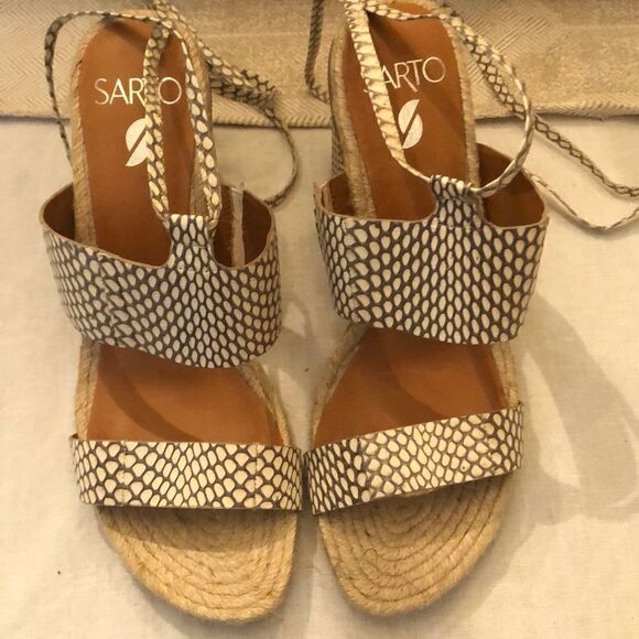 Franco Sarto Leather, chunky Barrel heel lace up sandal, size 8.5.  - Picture 2 of 10